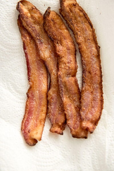 4 strips of bacon to learn how to make bacon in the oven