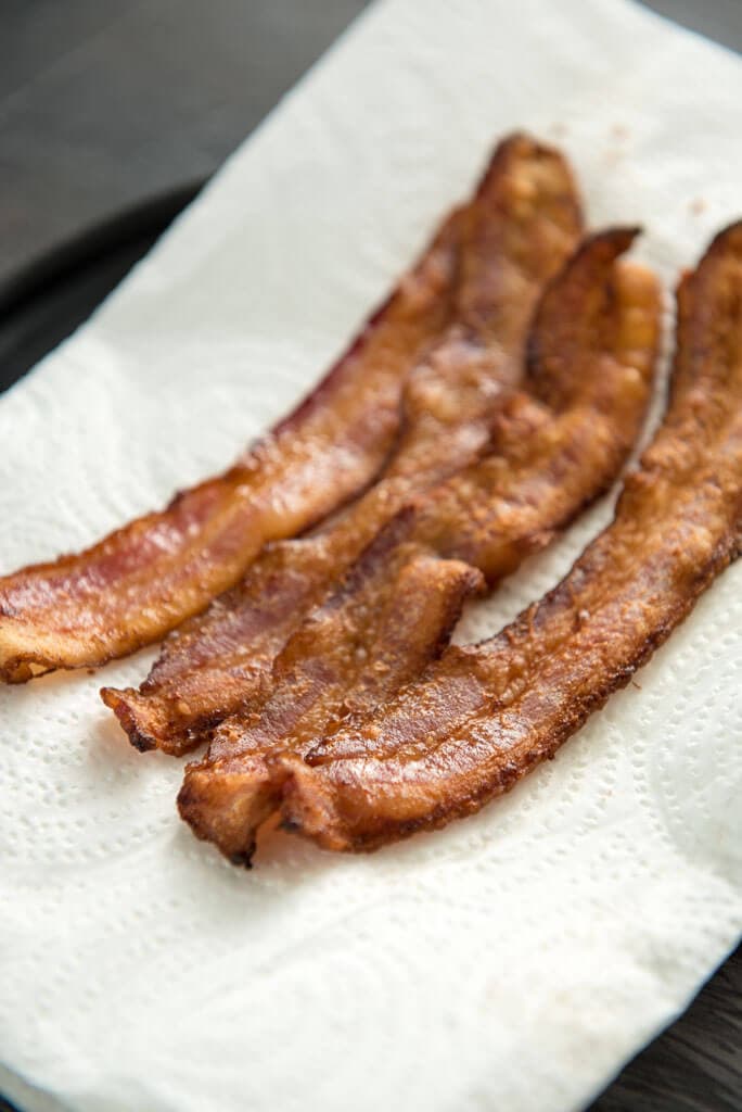 4 strips of bacon to learn how to make bacon in the oven