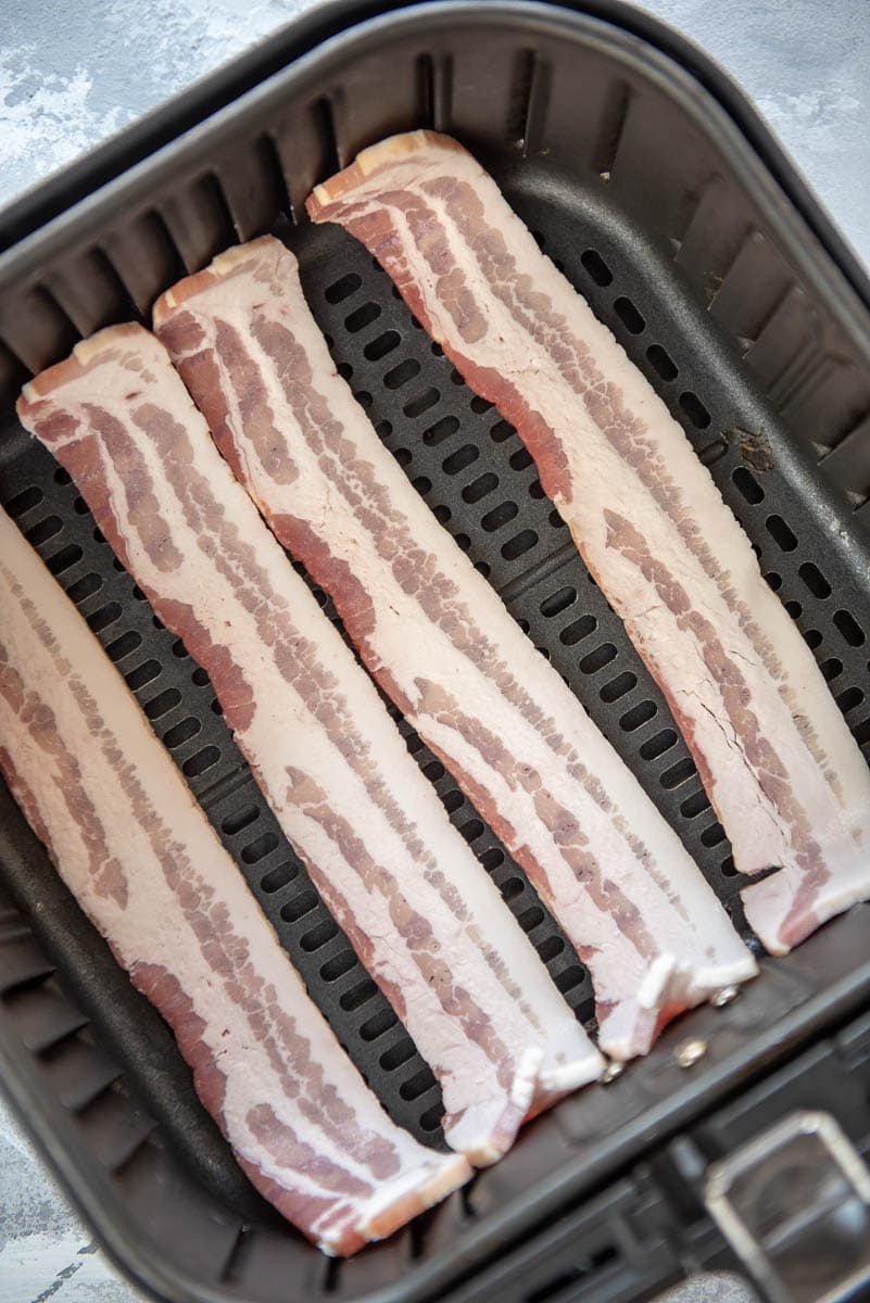 4 strips of raw bacon in air fryer basket