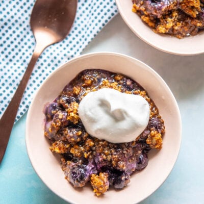 blueberry crumble with cream in a bowl