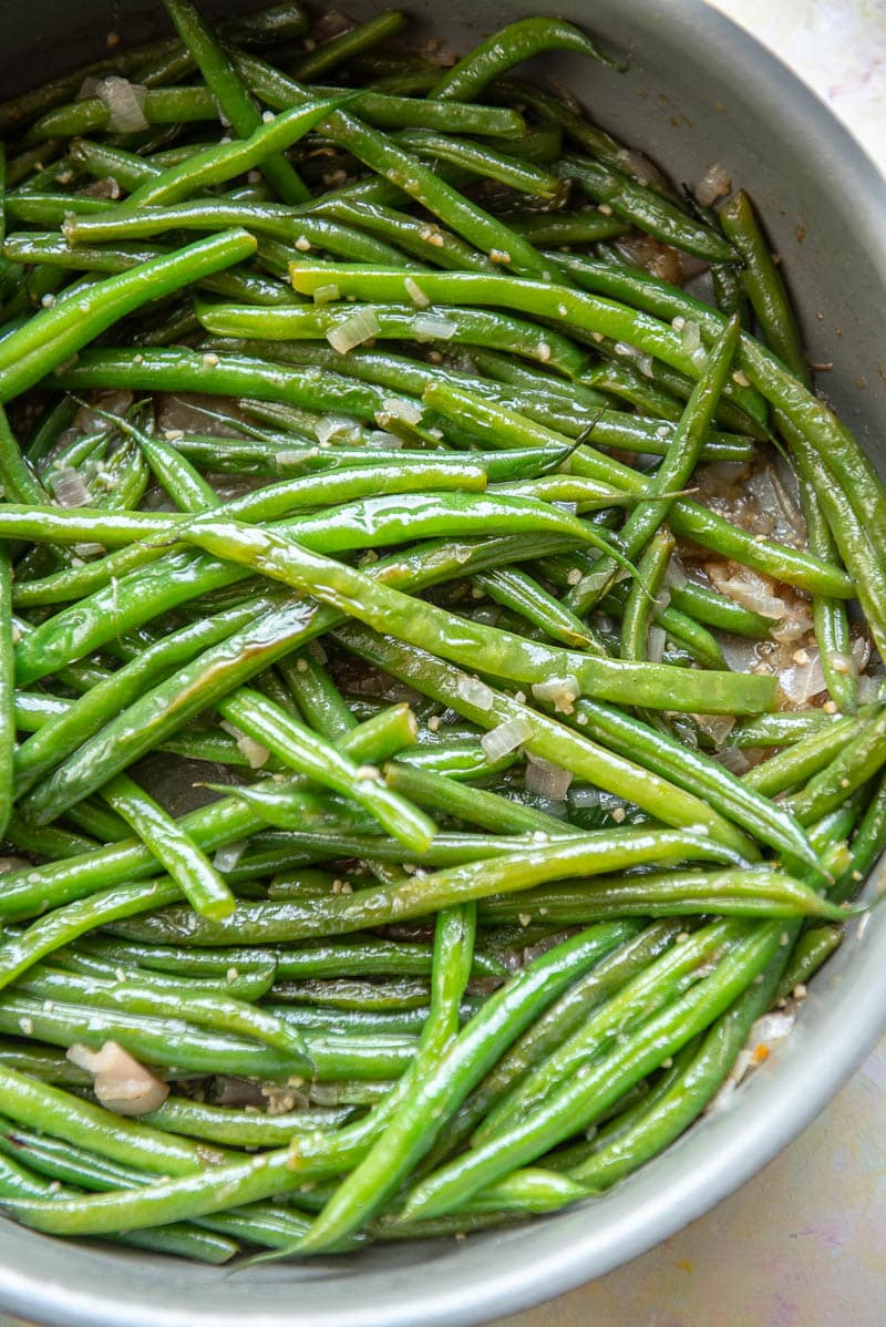cooked green beans with garlic in skillet
