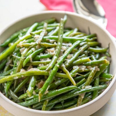 skillet green beans with garlic in a pink serving bowl